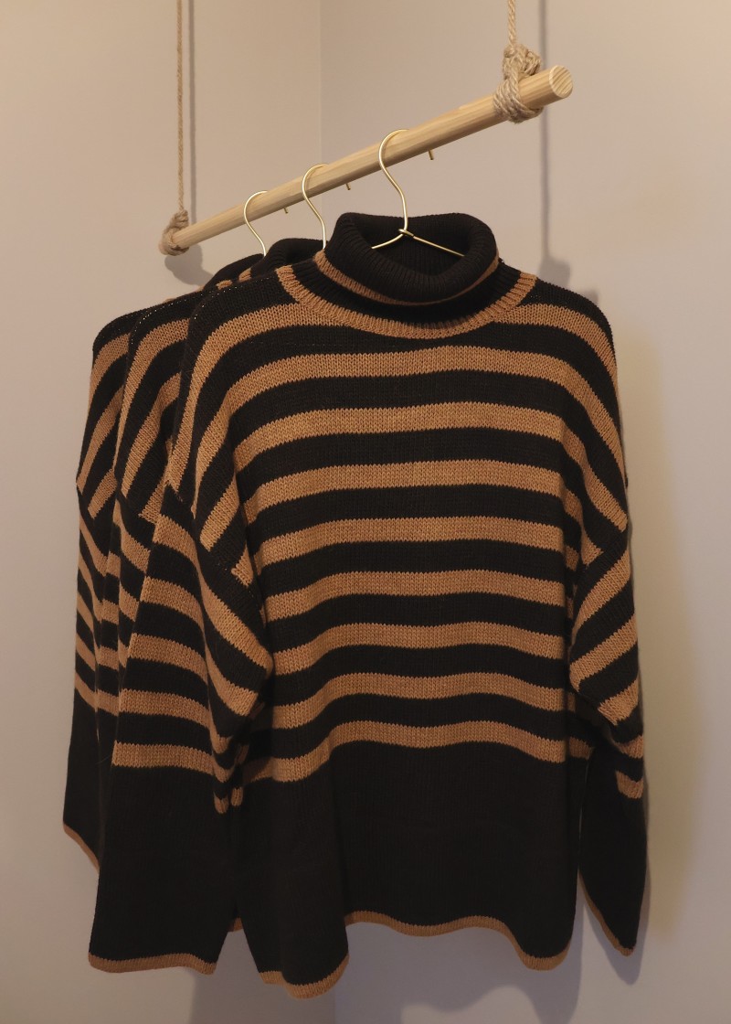 pull col roulé rayé marron camel