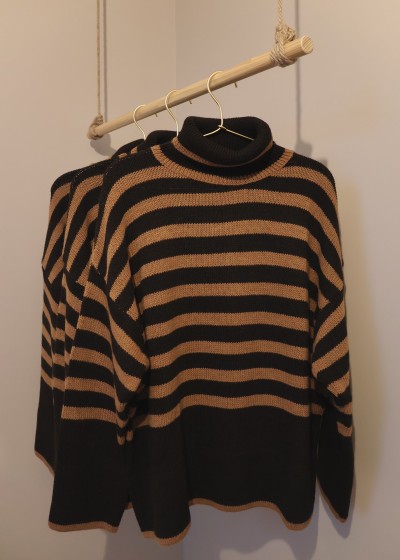 pull col roulé rayé marron camel