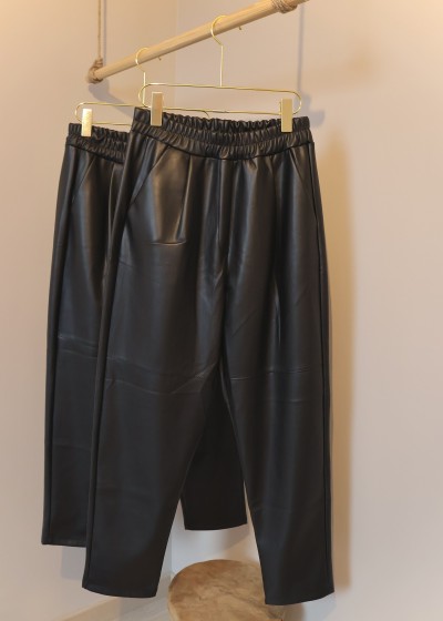 pantalon noir similicuir coupe carotte